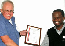 Eric Carter presents Lita Mpahlwa with the SAIMC presenter’s certificate